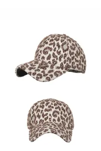 Detail einer flauschigen Baseballkappe mit Leopardenmuster für Herbst und Winter aus Pelz