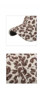 Detail der Strick-Baseballkappe mit Leopardenmuster und glitzerndem Silbergarn