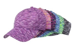Plusieurs casquettes de baseball à rayures colorées avec broderie empilées sur le côté