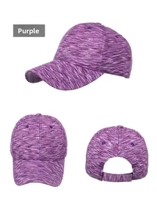 Vue détaillée de la casquette rayée violette montrant la texture et la sangle arrière