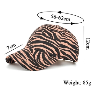 Vue détaillée d'une casquette zébrée avec motif orange et noir et ses dimensions