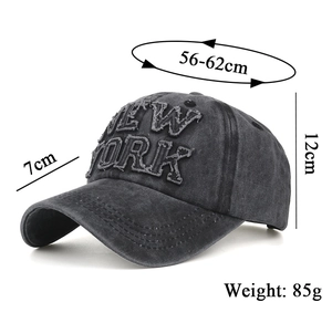 Dettaglio cappello baseball in cotone lavato con ricamo New York e misure esatte