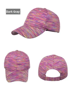 Détail macro d'une casquette en maille chinée multicolore avec fermeture velcro ajustable
