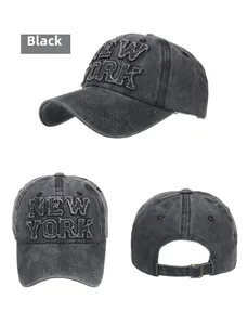 Tre angolazioni del berretto da baseball in cotone lavato nero con ricamo New York e fibbia