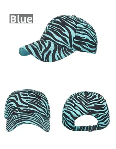 Vues détaillées d'une casquette zébrée bleue et noire avec boucle de réglage en métal