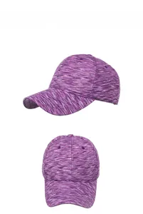 Détail du tissu en maille chinée et des coutures sur la casquette de baseball violette