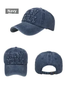 Dettaglio del berretto da baseball blu navy in cotone con ricamo New York e fibbia in metallo