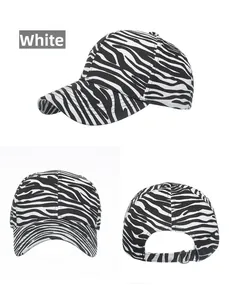 Vues détaillées de la casquette zébrée avec boucle métallique réglable et texture toile