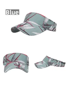 Dettaglio del cinturino in velcro regolabile sulla visiera blu con stampa tropicale