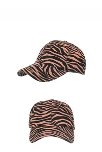 Vue détaillée du motif zébré rose et noir sur une casquette de baseball d'extérieur