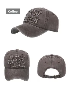 Dettaglio del cappellino in cotone lavato caffè con ricamo New York e fibbia in metallo