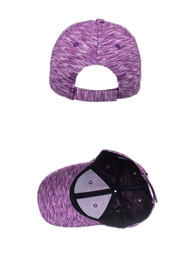 Vue détaillée de la casquette rayée violette montrant la sangle réglable et la doublure