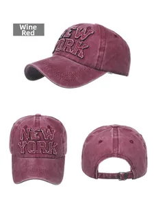 Dettaglio del cappellino bordeaux in cotone lavato con toppa ricamata New York