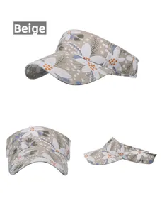 Vista da tre angoli di un cappello da sole beige floreale aperto sopra per donna