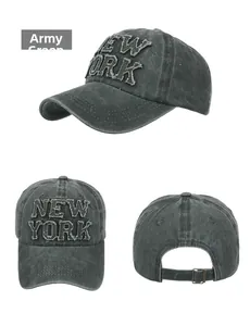 Dettaglio del cappellino da baseball verde militare con ricamo New York e fibbia in metallo
