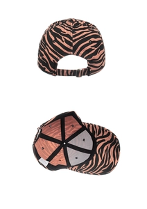 Détail de la casquette de baseball en coton zébré rose avec boucle en métal réglable