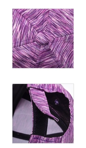 Détail de la casquette rayée mauve et blanche montrant les coutures et la sangle