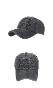Dettaglio del ricamo New York sul berretto da baseball vintage in cotone lavato grigio