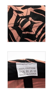 Détail de la casquette zébrée rose montrant le tissu 100% coton et la qualité de couture