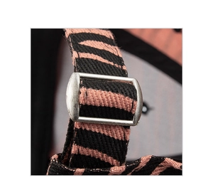 Détail de la casquette zébrée rose et noire avec boucle de réglage en métal argenté
