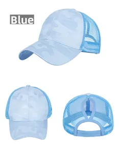 Vue en trois plans de la casquette queue de cheval camouflage bleu avec filet respirant