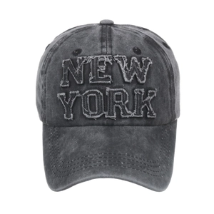 Berretto da baseball in cotone lavato con ricamo NEW YORK e visiera invecchiata