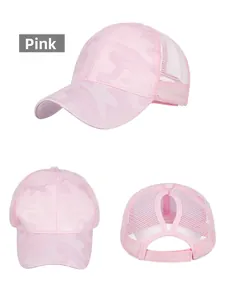 Détail de la casquette de baseball rose camouflage avec ouverture pour queue de cheval
