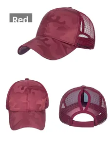 Trois angles de casquette queue de cheval camouflage rouge avec maille et ouverture arrière