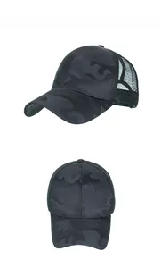 Détail de la casquette camouflage pour queue de cheval avec maille noire et visière courbée