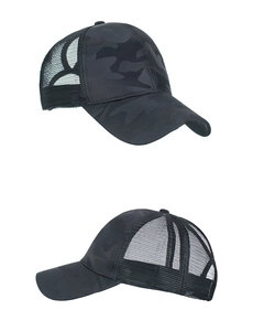 Détail de la casquette de baseball camo noire avec maille respirante et texture lisse