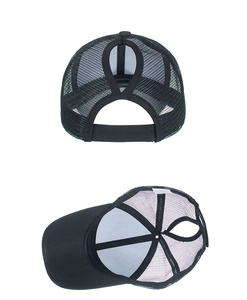 Détail du dos en maille respirante et de l'ouverture pour queue de cheval sur la casquette