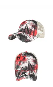 Detail der Graffiti-Trucker-Mütze mit rotem Netzrücken und Warped World Grafikdruck