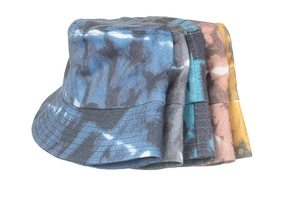 Empilement de bobs en coton tie-dye colorés montrant la texture et les motifs du tissu