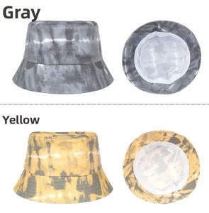 Détails de chapeaux soleil tie-dye en coton montrant la doublure et l'étiquette
