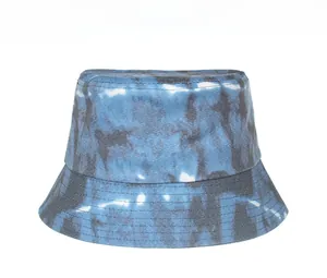 Détail du motif tie-dye bleu et blanc sur le tissu en coton du chapeau bob de soleil