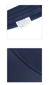 Détail de la visière bleue montrant l'étiquette 80% coton et la texture du tissu tissé