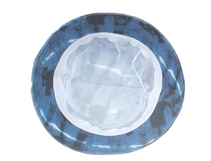 Détail d'un chapeau de soleil en coton tie-dye bleu avec étiquette et doublure