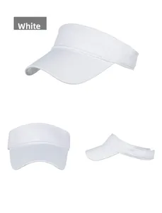 Vues sous trois angles d'une visière en coton blanc avec coutures précises et bord large