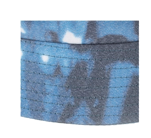 Gros plan du tissu en coton tie-dye bleu avec coutures renforcées sur le bord du chapeau