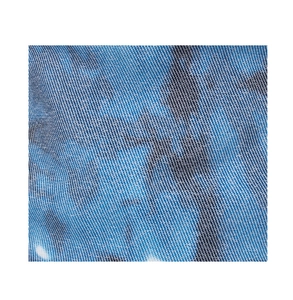 Gros plan sur la texture en maille filet bleue et noire respirante du chapeau de soleil