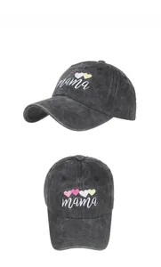 Détail de la casquette de baseball en coton avec broderie mama et motifs de cœurs colorés