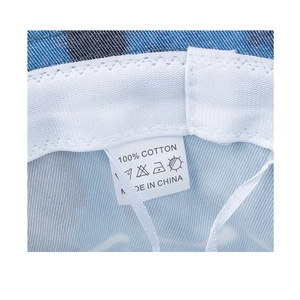 Détail de l'étiquette de lavage 100 % coton et du bandeau de confort du bob tie-dye