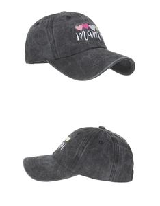 Détail de la broderie mama et des cœurs colorés sur une casquette de baseball gris lavé
