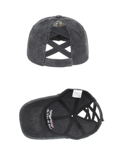 Détail de la casquette grise délavée montrant les bandes élastiques et la broderie MAMA