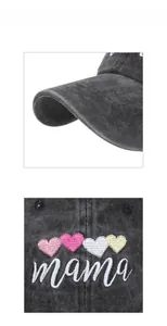 Détail de la casquette en denim gris foncé avec broderie mama et petits cœurs colorés