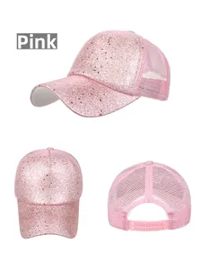 Dreiseitige Ansicht der rosa Glitzer-Baseballkappe mit Netzrücken und Verstellverschluss