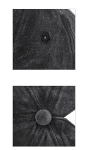 Gros plan sur une casquette en laine gris foncé montrant les œillets et le bouton supérieur