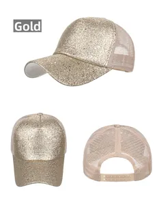 Detailansicht der goldenen Pailletten-Baseballkappe mit Netzrücken und verstellbarem Band