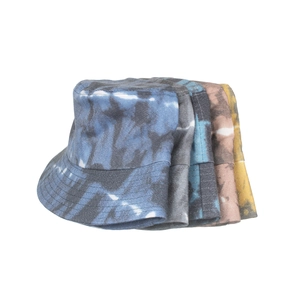 Cinq chapeaux bob en coton tie-dye empilés en bleu, gris, jaune et tons variés
