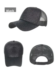 Drei Ansichten einer schwarzen Pailletten-Trucker-Cap mit Netzgewebe und verstellbarem Verschluss